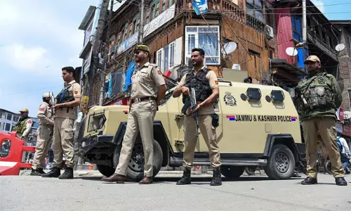 ప్రభుత్వం పిలక సైన్యం చేతిలో...సైన్యం పిలక ఉగ్రవాదుల చేతిలో !