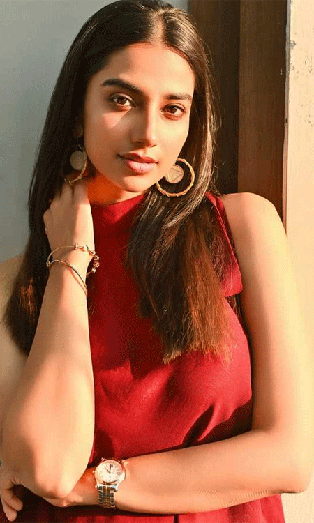 Meenakshi Chaudhary Looks Adorable in Her Latest Instagram Pics