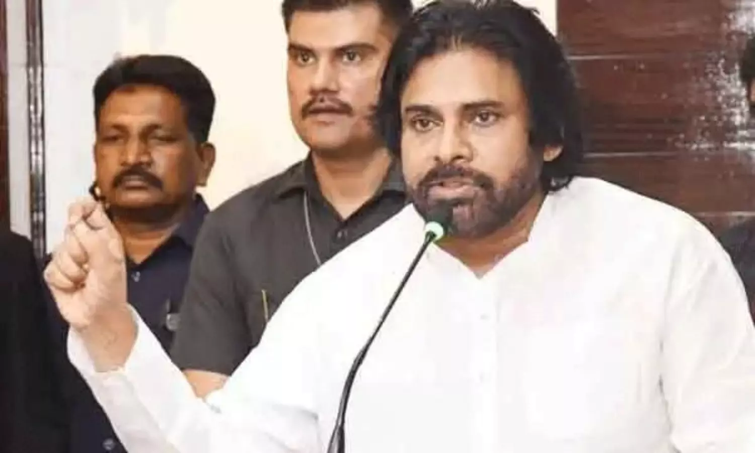 పాక్ తో యుద్ధం : సైనికుల కోసం పవన్ సంచలన నిర్ణయం పాక్ తో యుద్ధం : సైనికుల కోసం పవన్ సంచలన నిర్ణయం