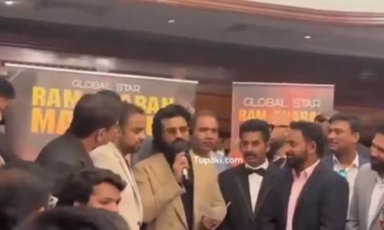 హీరోని మెప్పించిన ఫ్యాన్స్