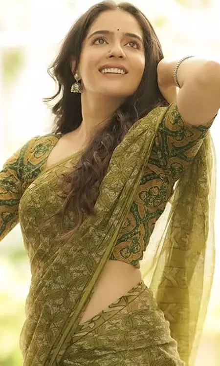 Malvi Malhotra�s Smile + Saree = Perfection