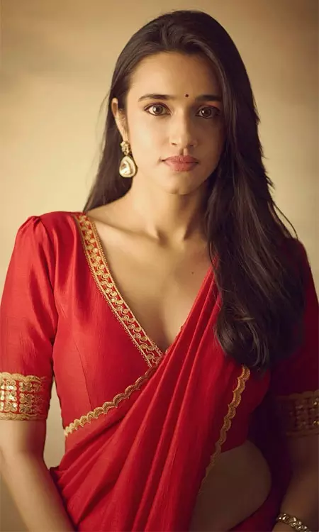 Nuveksha Steals the Spotlight in Red