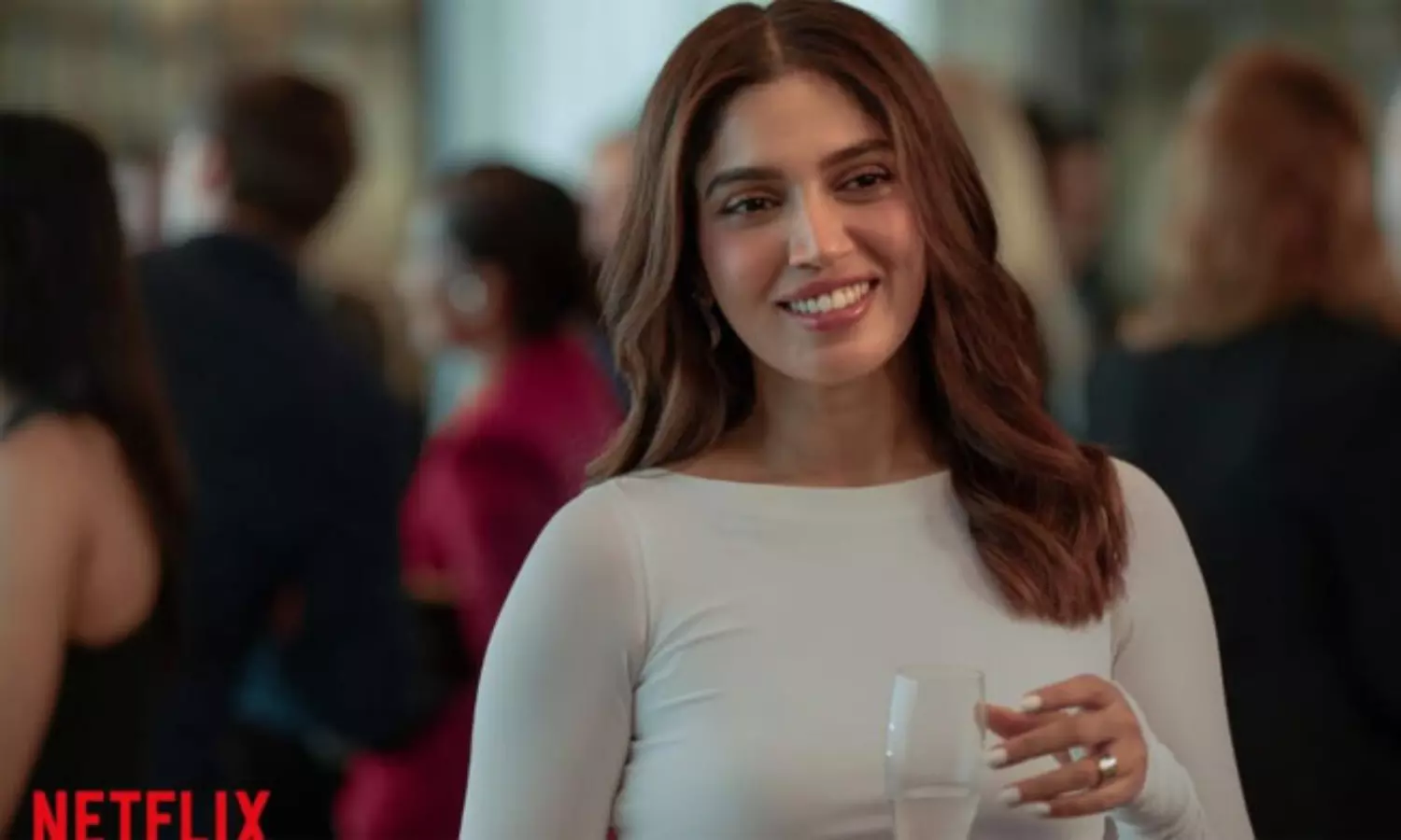 సోషల్ మీడియాలో ఆమెను ఏకి పారేస్తున్నారు