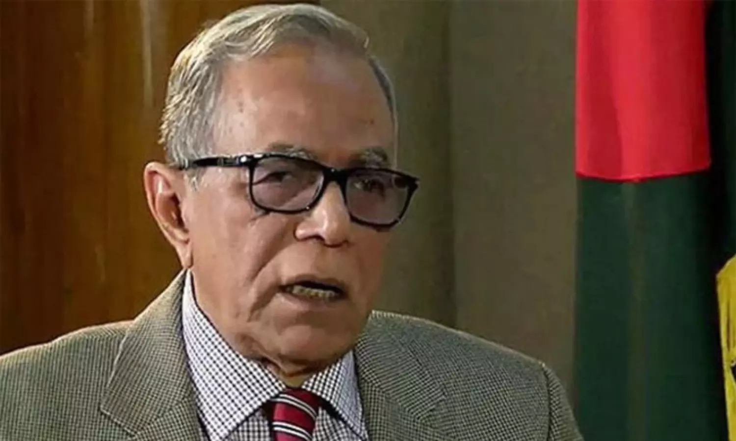 లుంగీ మడతపెట్టి దేశ మాజీ అధ్యక్షుడు పరార్ లుంగీ మడతపెట్టి దేశ మాజీ అధ్యక్షుడు పరార్