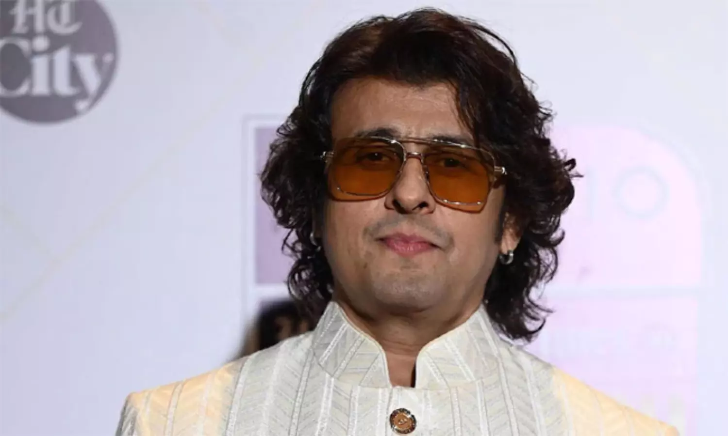 FIR రద్దు చేయాలని కోర్టును ఆశ్రయించిన గాయకుడు FIR రద్దు చేయాలని కోర్టును ఆశ్రయించిన గాయకుడు