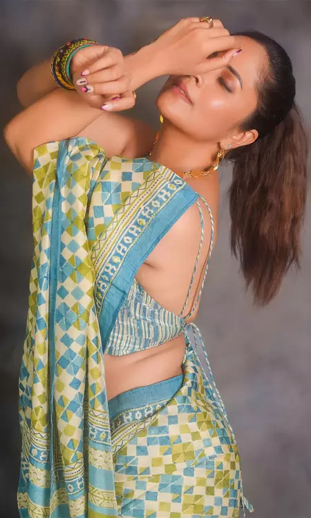 Anasuya Nails Every Saree Look