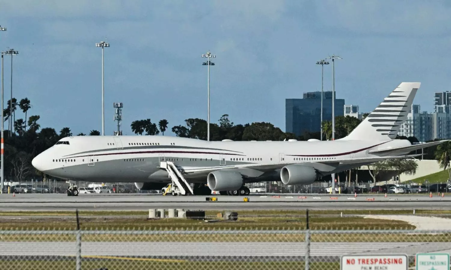 ట్రంప్నకు ఖరీదైన ఖతార్ విమానం బహుమతి.. అమెరికా నిఘా వర్గాల్లో కలవరం ట్రంప్నకు ఖరీదైన ఖతార్ విమానం బహుమతి.. అమెరికా నిఘా వర్గాల్లో కలవరం