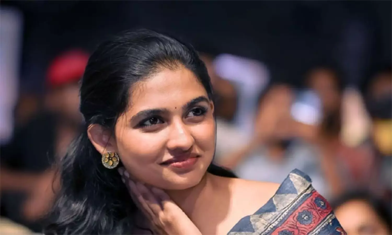 ప్రేమలు బ్యూటీ రేటు అదరగొడుతుందిగా! ప్రేమలు బ్యూటీ రేటు అదరగొడుతుందిగా!