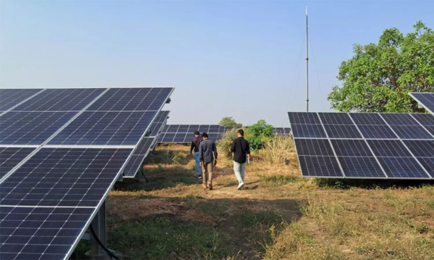 దేశంలోనే అతిపెద్ద రెన్యూ ఎనర్జీ ప్లాంట్.. రూ.22 వేల కోట్లతో ఏర్పాటు! దేశంలోనే అతిపెద్ద రెన్యూ ఎనర్జీ ప్లాంట్.. రూ.22 వేల కోట్లతో ఏర్పాటు!