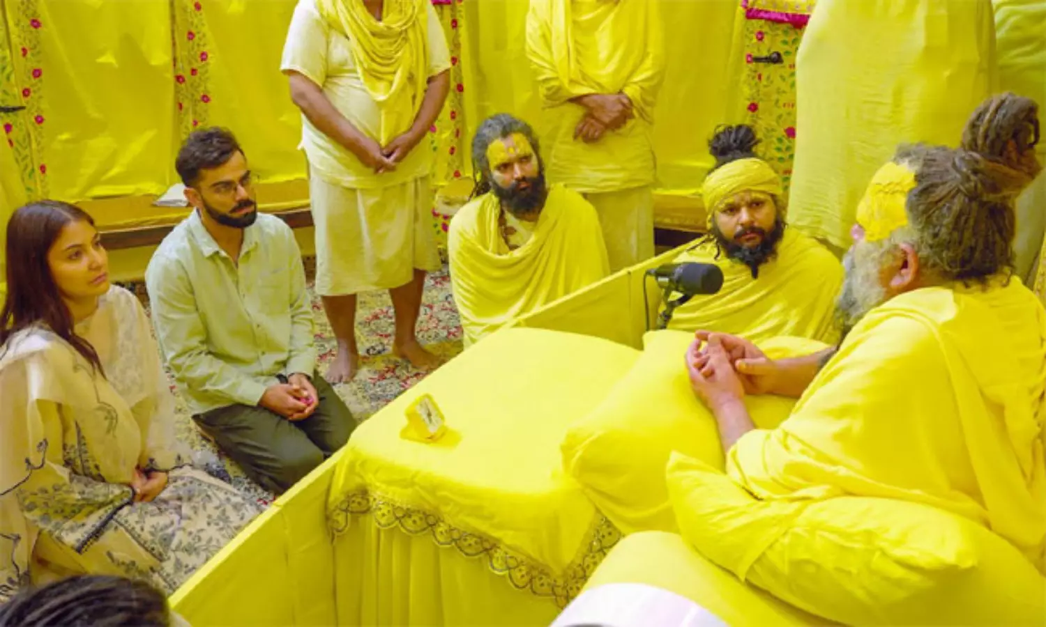 అసలు ఎవరీ ప్రేమానంద్ జీ.. విరాట్ దంపతులు ఎందుకు ఆశీర్వాదం తీసుకున్నారు?