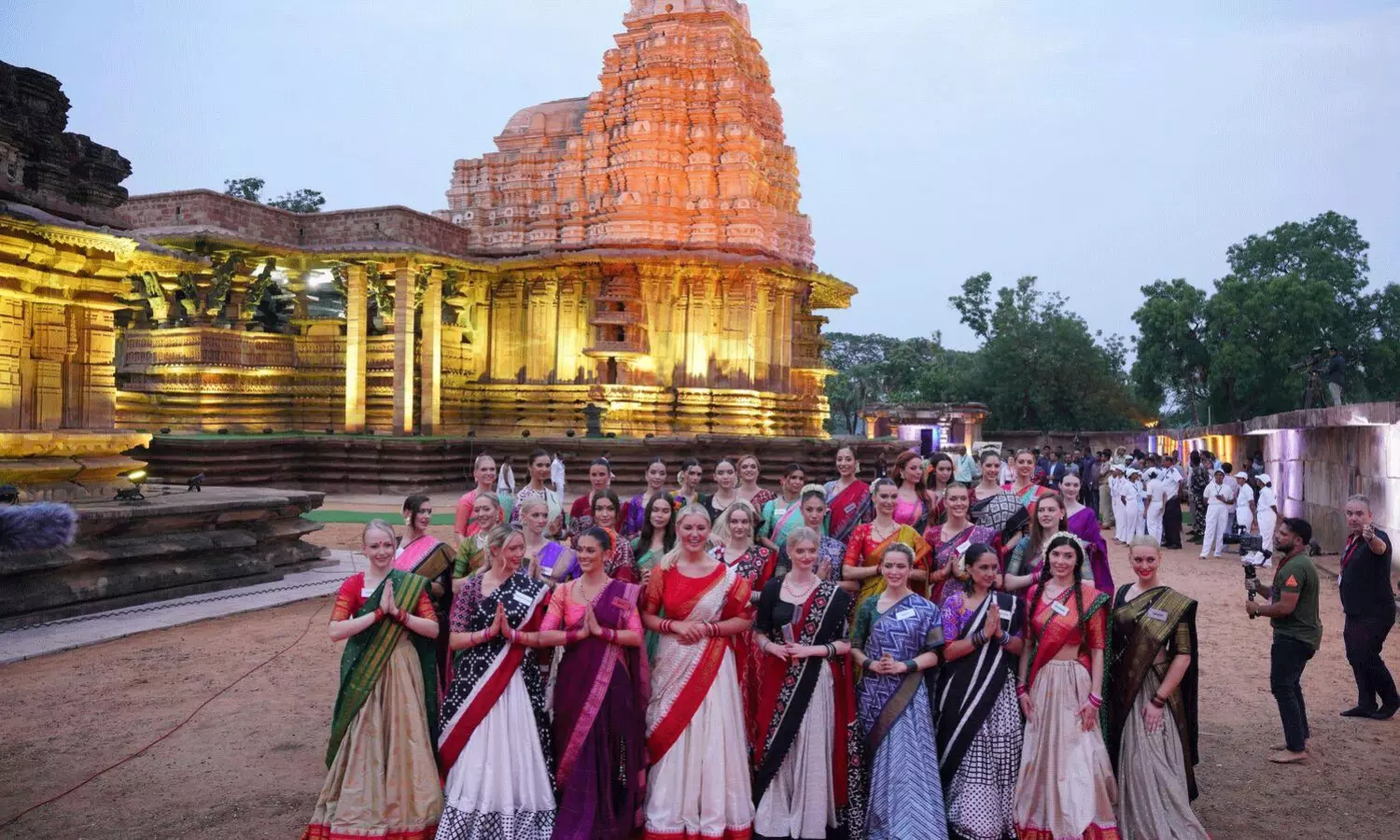 మిస్ వరల్డ్: నిమిషాల్లో చీరకట్టులో మారి.. అచ్చ తెలుగు అమ్మాయిలుగా! మిస్ వరల్డ్: నిమిషాల్లో చీరకట్టులో మారి.. అచ్చ తెలుగు అమ్మాయిలుగా!