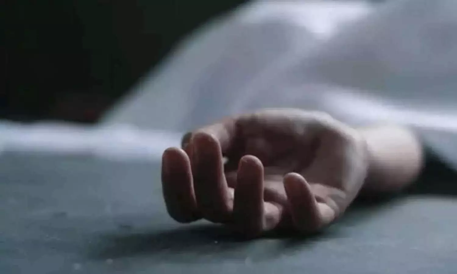 కర్రతో కొట్టి.. అద్దంతో నరాలు కోసి.. చున్నీతో ఉచ్చు బిగించి భార్యను చంపేశాడు కర్రతో కొట్టి.. అద్దంతో నరాలు కోసి.. చున్నీతో ఉచ్చు బిగించి భార్యను చంపేశాడు