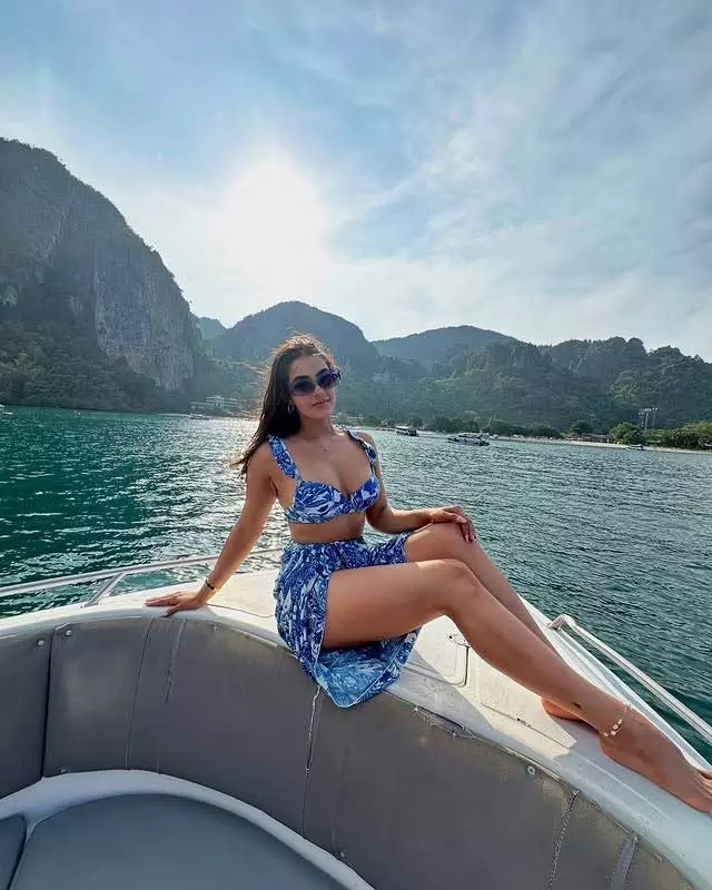 Kavya Thapar�s desperacy of being on a beach