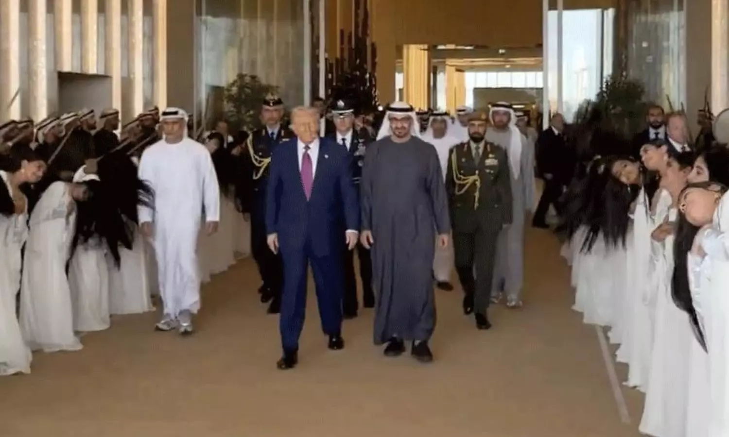 జుట్లు విరబోసుకొని డ్యాన్స్.. అవాక్కైన ట్రంప్.. ఇదీ దీని సంప్రదాయం