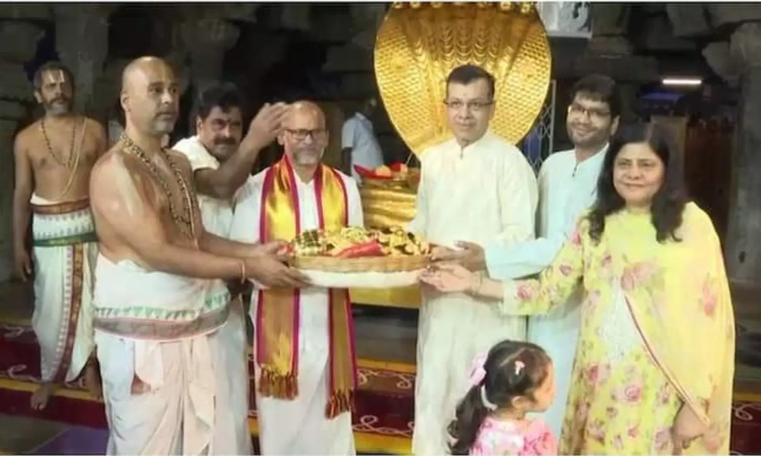 తిరుమలేషుడికి బంగారు ఆభరణాలు తొడిగించిన ఐపీఎల్ LSG ఓనర్