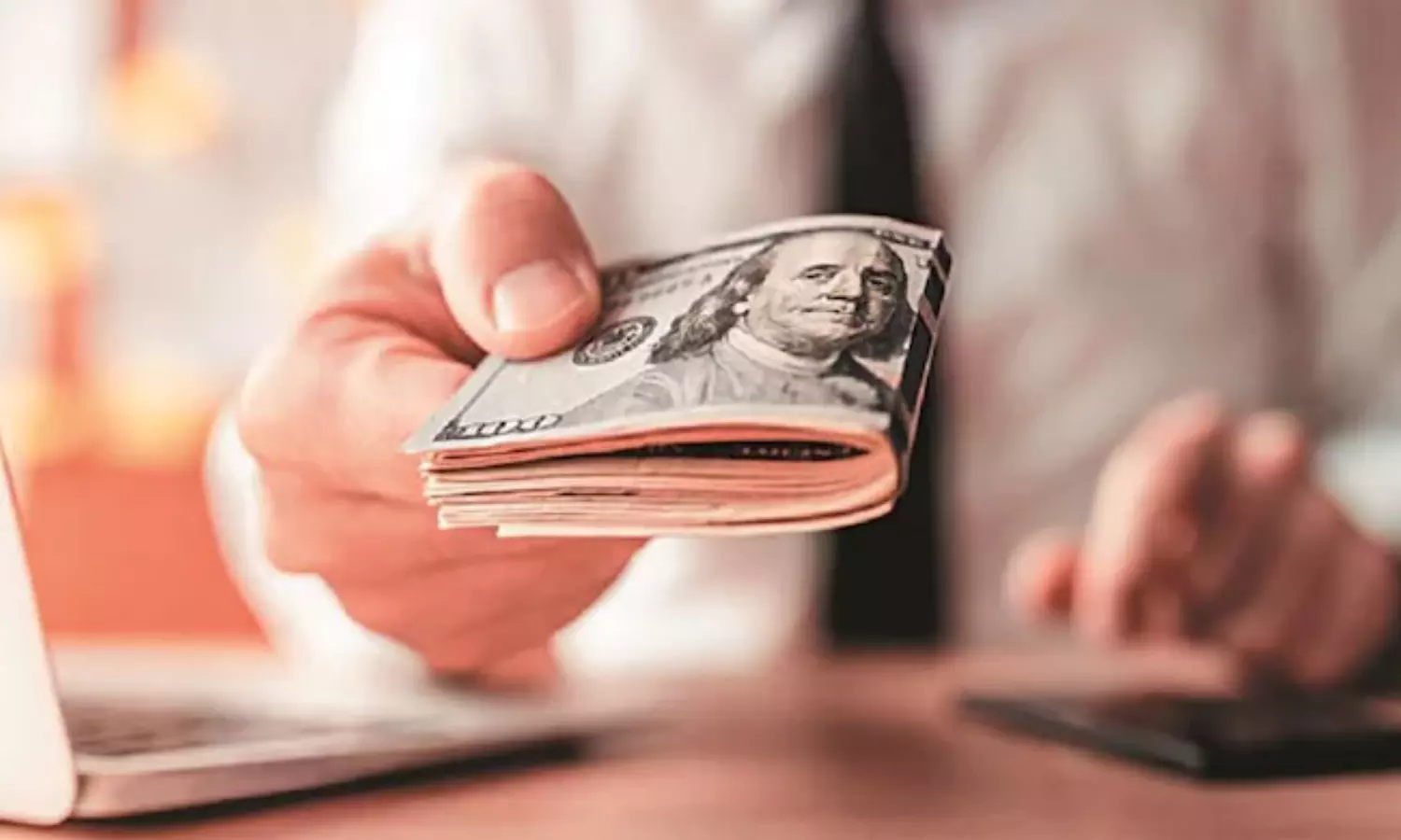 అమెరికాలోని ఎన్నారైలకు బిగ్ షాక్!