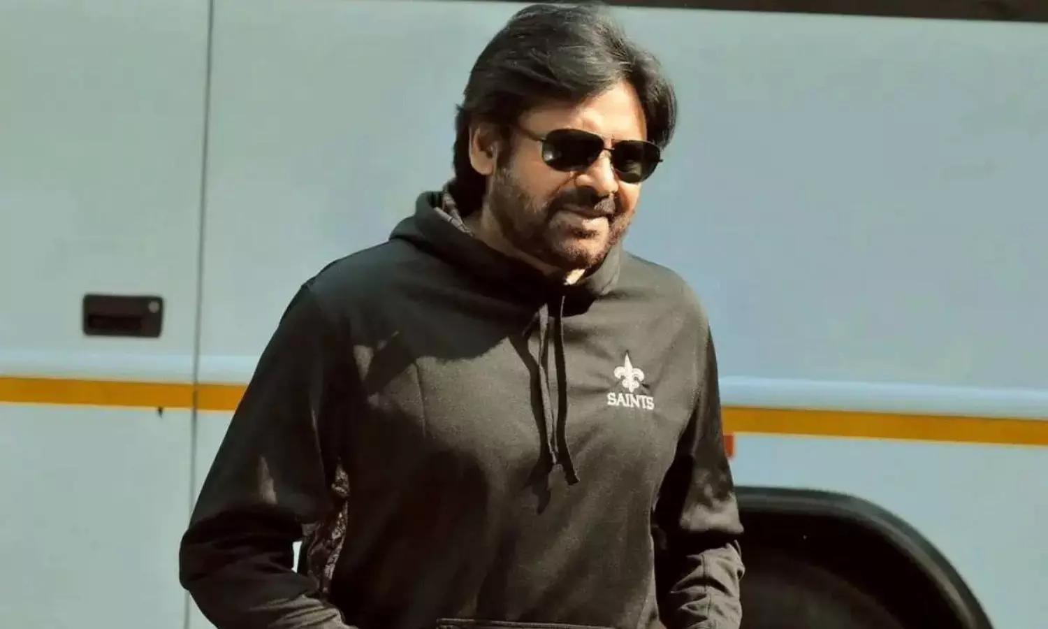 ఆ రెండు సినిమాల‌కు ప‌వ‌న్ పారితోషికం వ‌ద్ద‌న్నాడా?