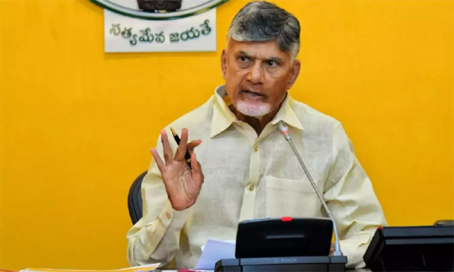 బాబు గారి బస్సు రయ్ రయ్ మని దూసుకొస్తోంది !
