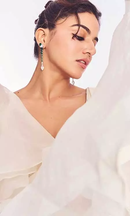 Wamiqa Gabbi Looks Dreamy in Ivory Saree