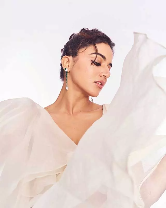 Wamiqa Gabbi Looks Dreamy in Ivory Saree