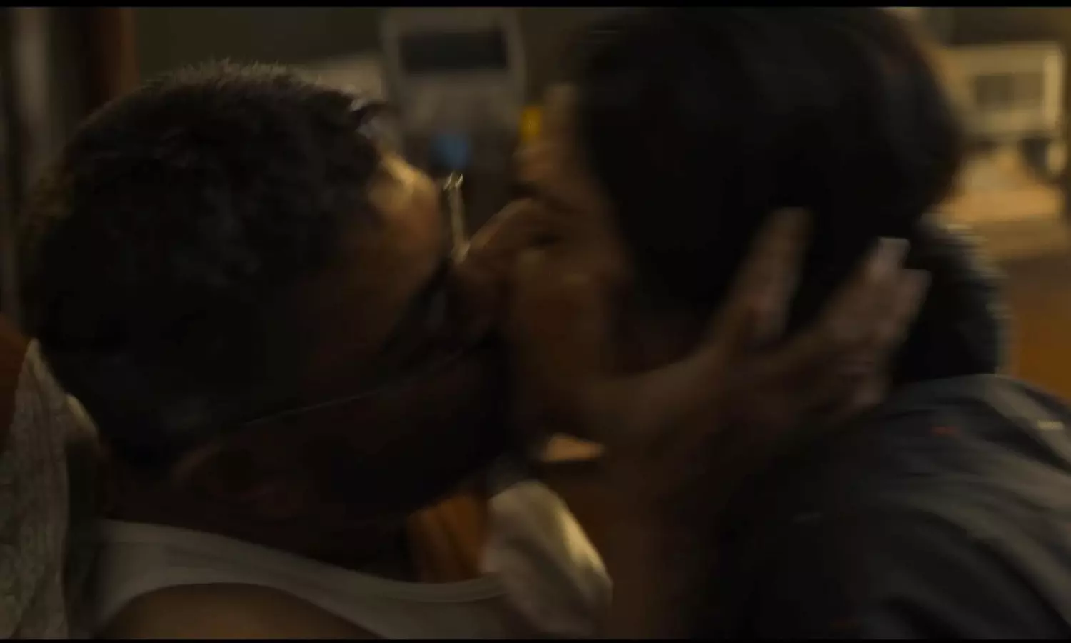 ఒక్క లిప్‌లాక్‌తో హీట్ పుట్టించిన క‌మ‌ల్