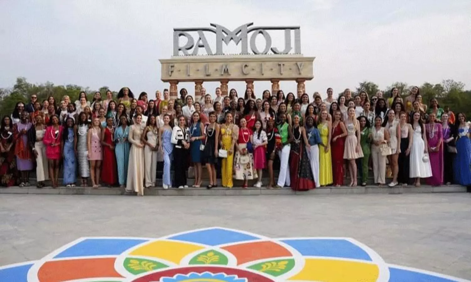 రామోజీ ఫిల్మ్‌సిటీలో మిస్ వరల్డ్ క్వీన్స్..  బాహుబలి సెట్‌ను చూసి ఫిదా!