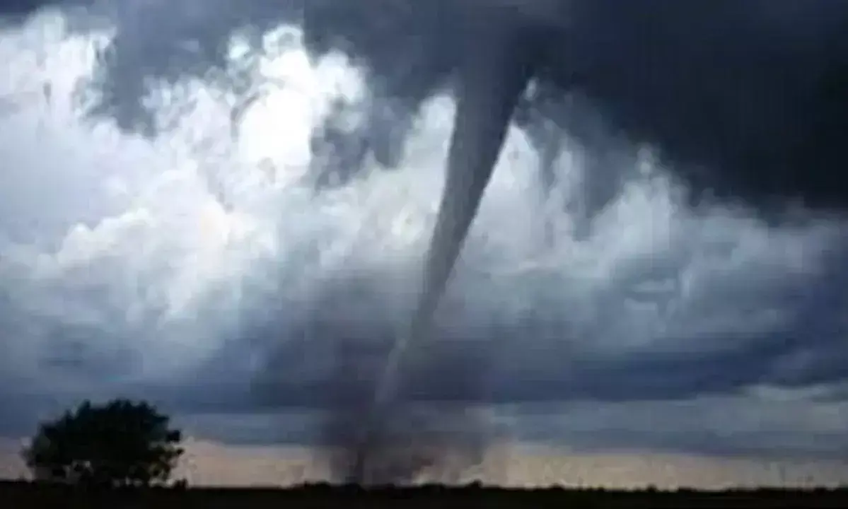 అమెరికాను వణికించిన టోర్నడో.. 27 మంది మృతి.. కర్ఫ్యూ విధించిన అధికారులు!