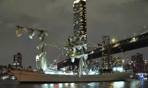 యూఎస్  లో వంతెనను ఢీకొన్న నేవీ నౌక... షాకింగ్  వీడియోలు!