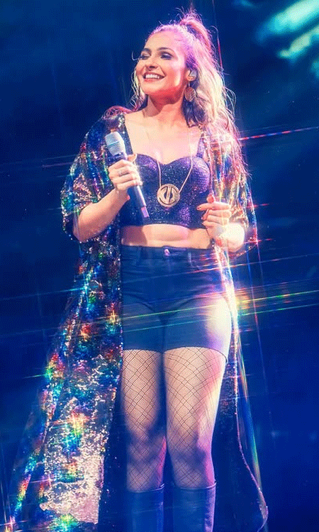 Andrea Jeremiah Wows Fans with Vibrant Stage Look