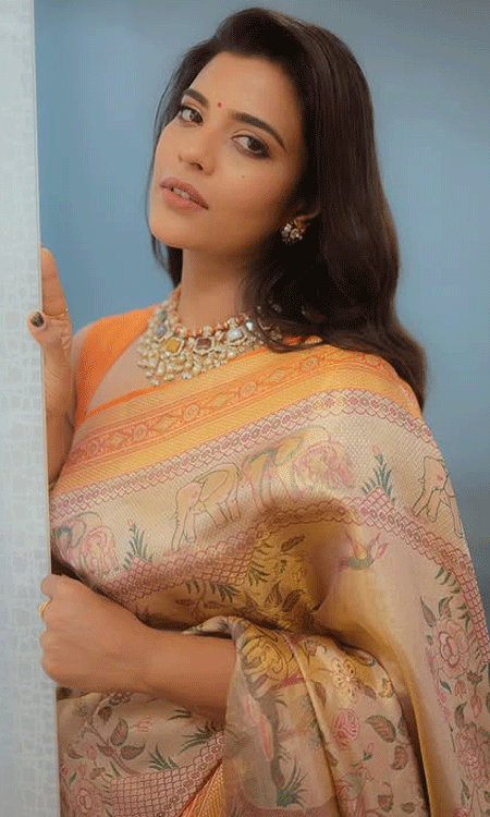 Aishwarya Rajesh Looks Simply Suberb in Saree