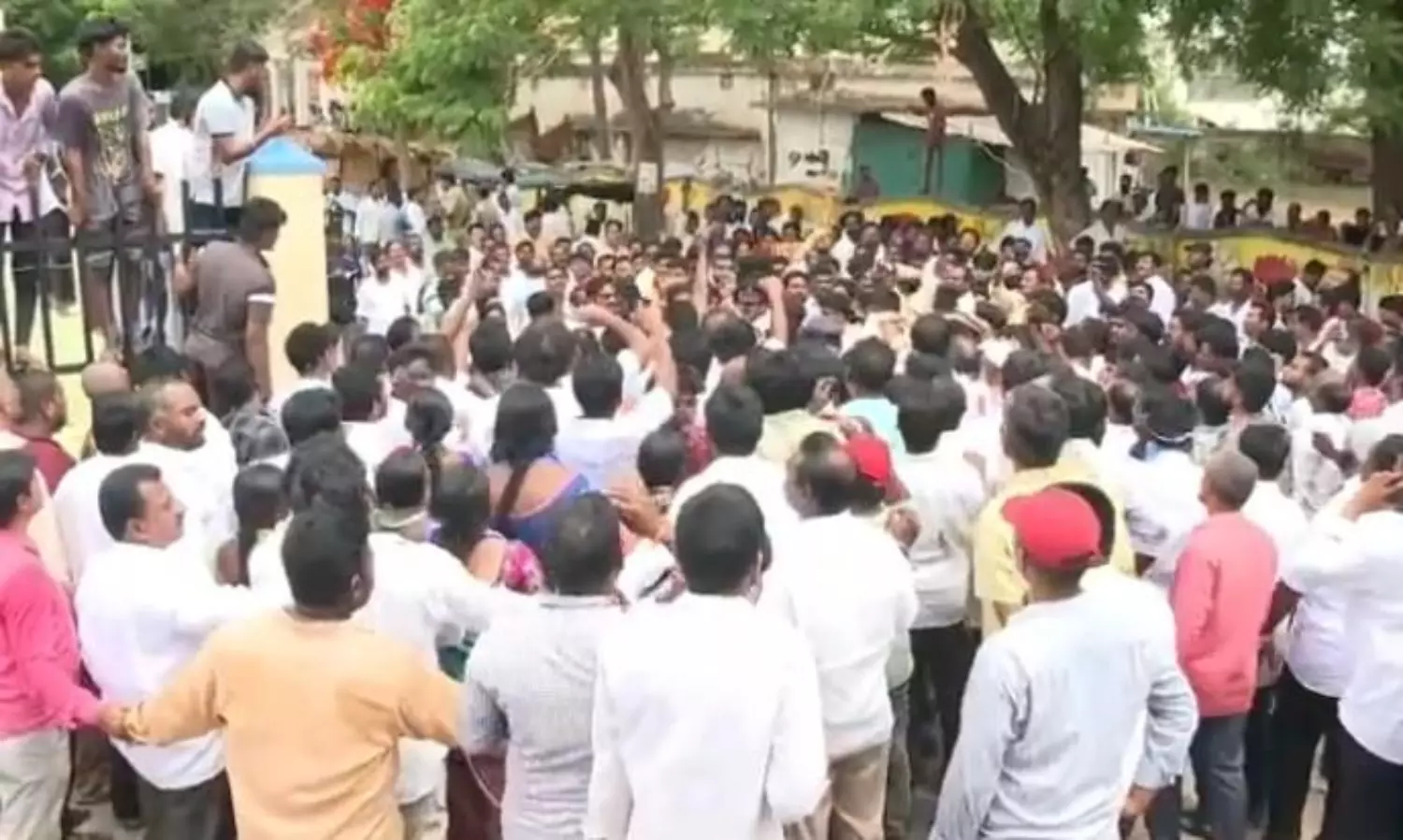 తిరువూరులో టెన్షన్.. టెన్షన్.. వైసీపీ స్వయంకృతం