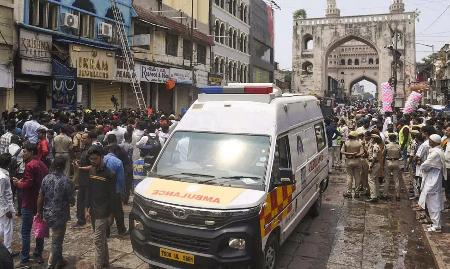 17 ప్రాణాల కోసం వీరోచితాలు.. విషాద గాథలు