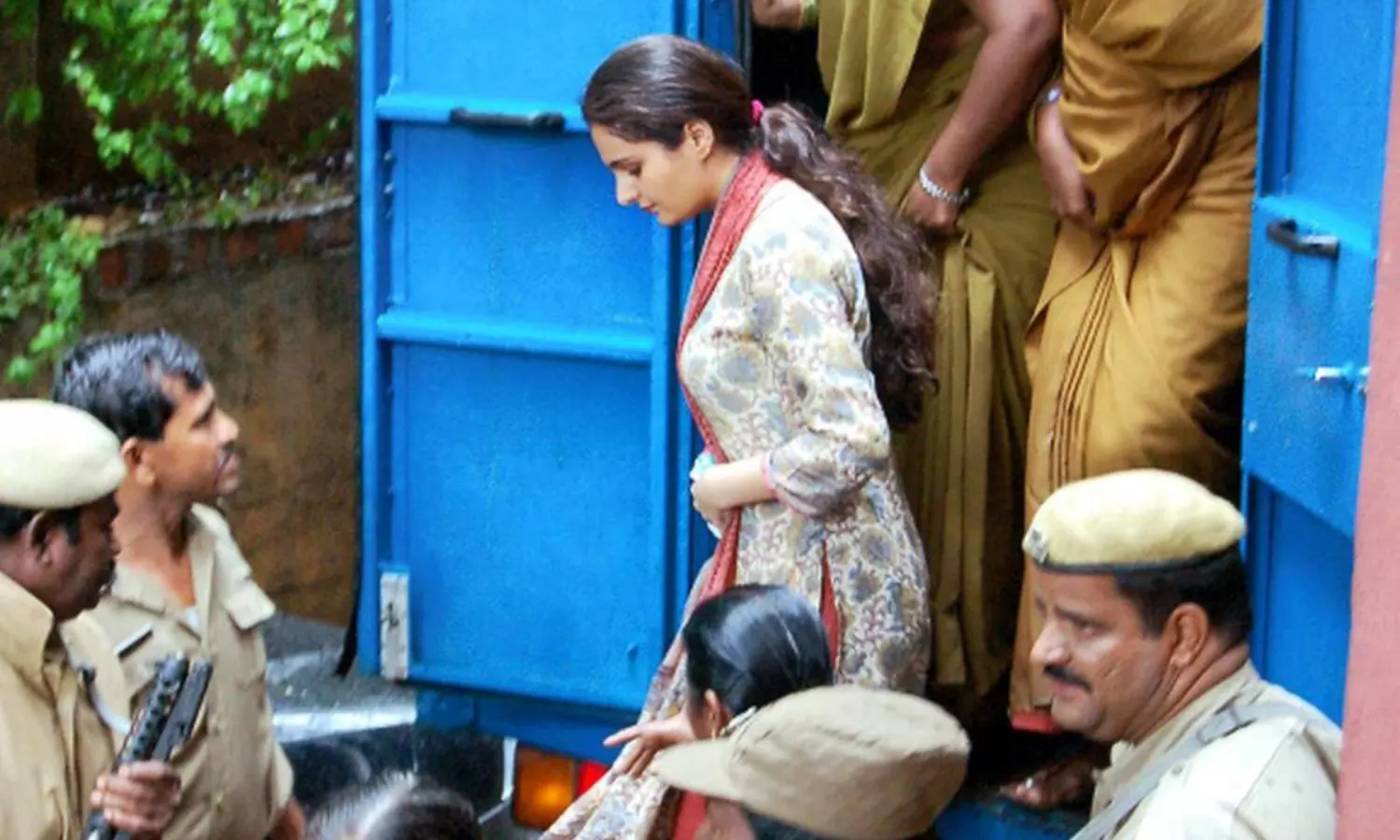 అందాల నటికి అక్రమ పాస్ పోర్టు.. కృష్ణమోహన్రెడ్డి గతంలో పెద్ద క్రైం అందాల నటికి అక్రమ పాస్ పోర్టు.. కృష్ణమోహన్రెడ్డి గతంలో పెద్ద క్రైం