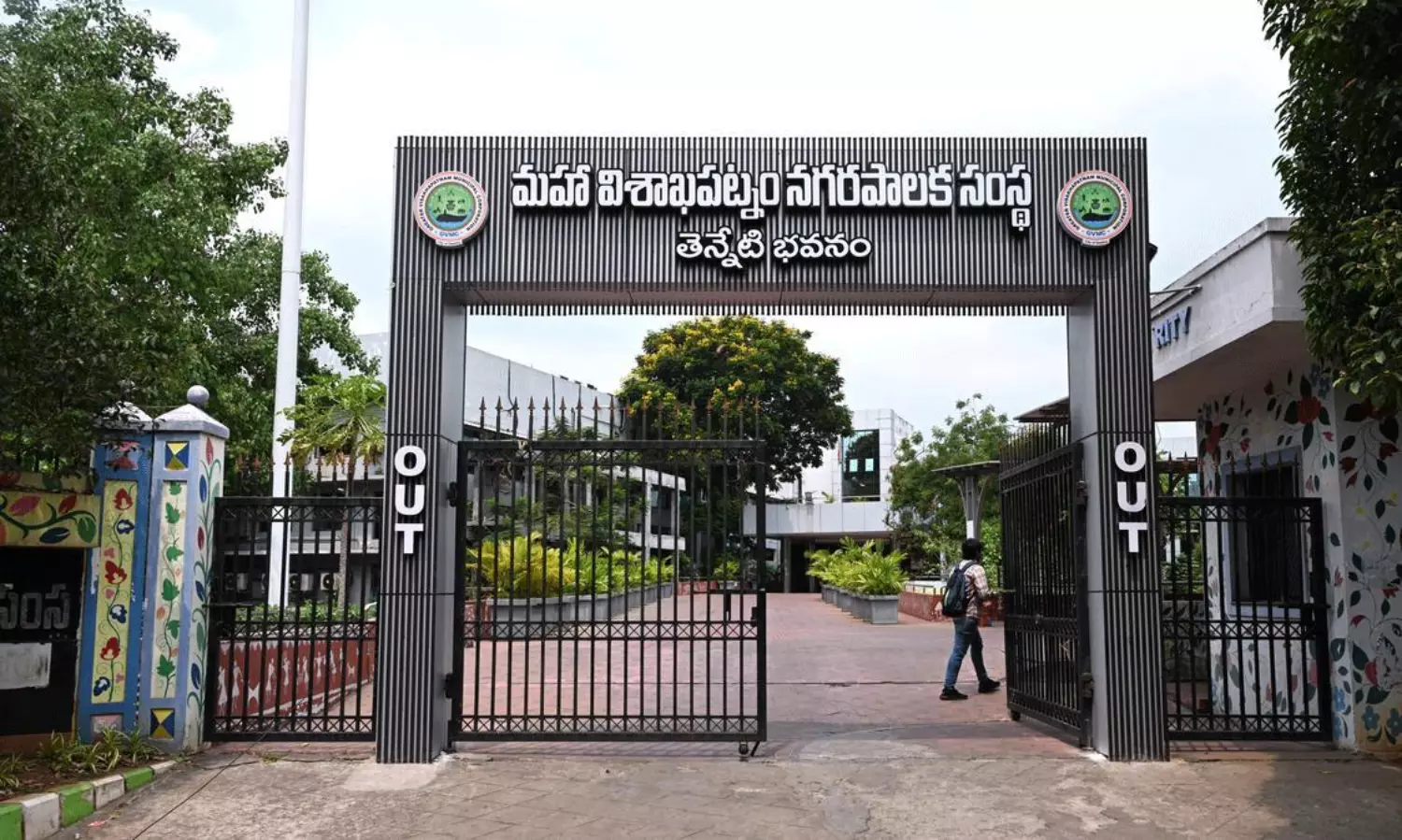 విశాఖ పాలిటిక్స్‌: అభ్య‌ర్థి రెడీ.. కానీ, ఎన్నిక వాయిదా!