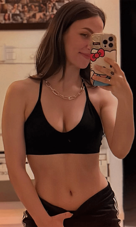 Elli’s self-love mantra shines through this mirror moment