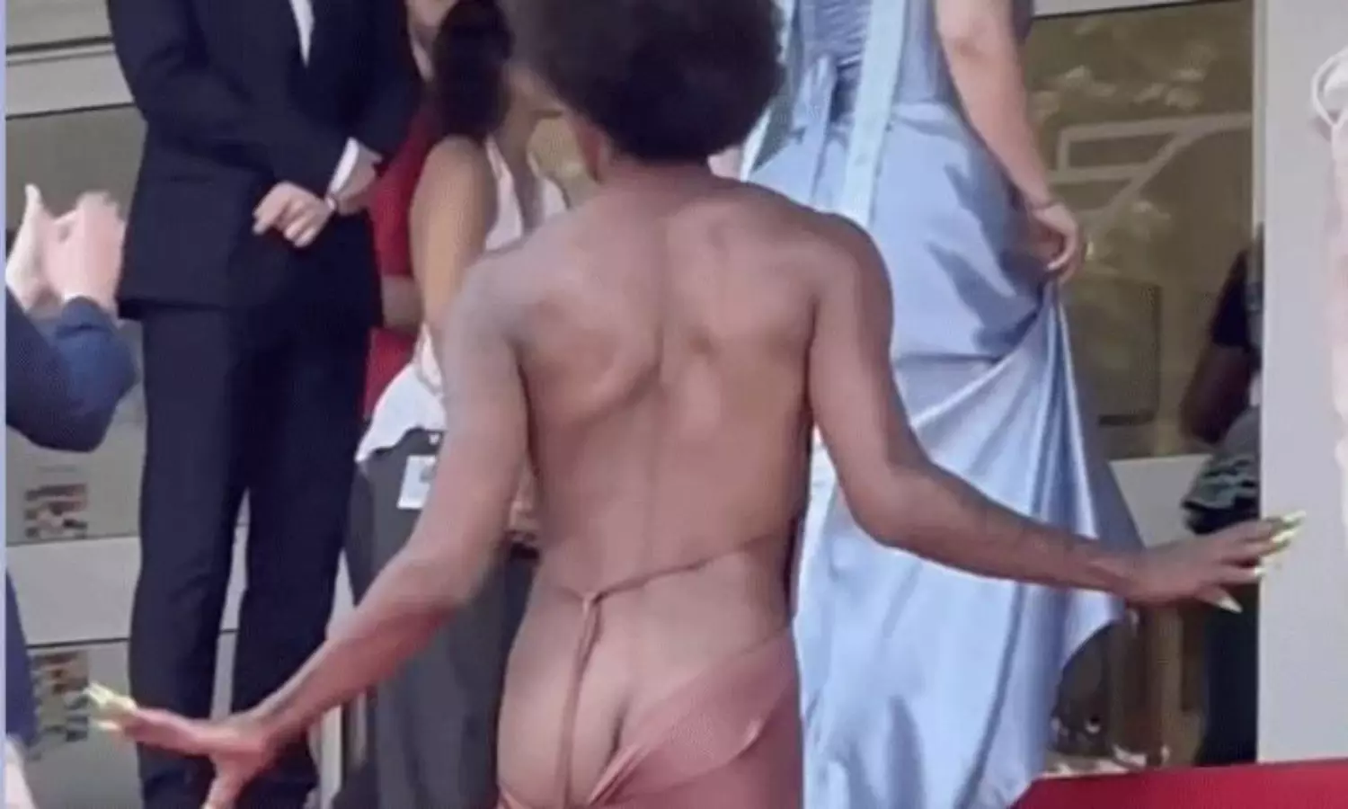 పిరుదుల దిగువకు దుస్తులు.. కేన్స్ 2025లో వింత! పిరుదుల దిగువకు దుస్తులు.. కేన్స్ 2025లో వింత!