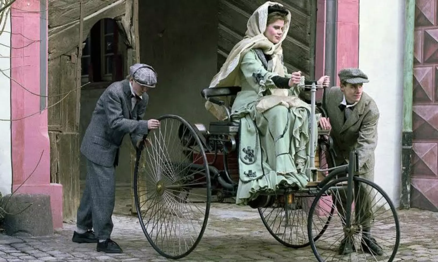 ప్రపంచంలోనే మొట్టమొదటిసారిగా కారును నడిపింది ఒక మహిళే.. ఆమె ఎవరంటే ? ప్రపంచంలోనే మొట్టమొదటిసారిగా కారును నడిపింది ఒక మహిళే.. ఆమె ఎవరంటే ?