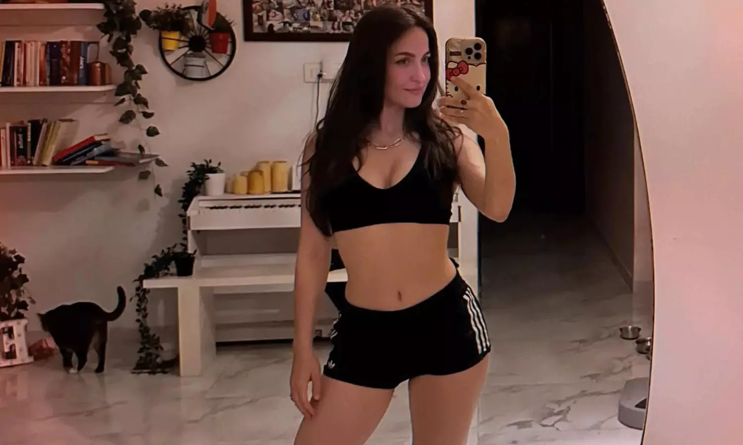 చిట్టి పొట్టి దుస్తుల్లో ఎల్లీ అవ్‌రామ్ సెల్ఫీ