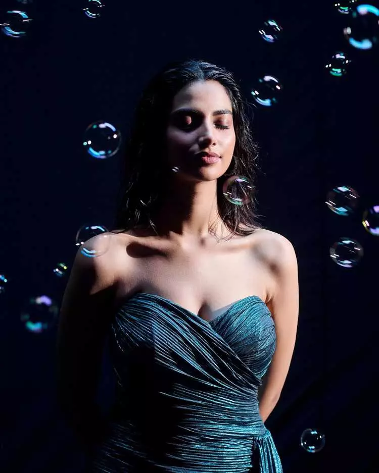 Meenakshi Chaudharys Latest Look is Pure Magic