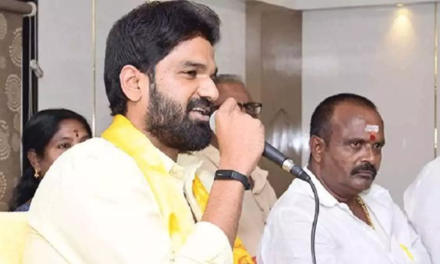 జోహార్ సీఎం చంద్రబాబు.. జోహార్ లోకేష్.. గంటా కొడుకు పరువు తీశాడుగా..!