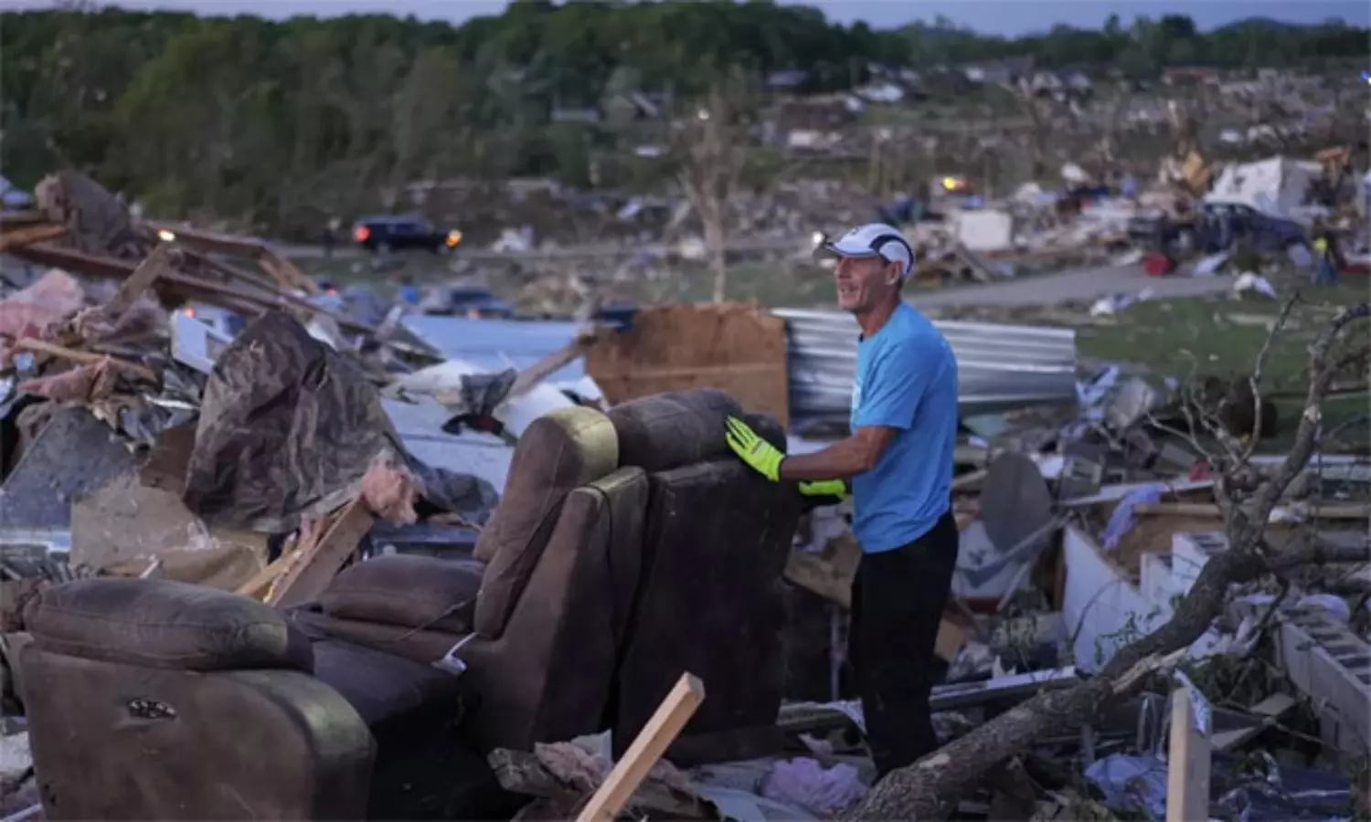అమెరికాలో టోర్నడోల బీభత్సం.. అతలాకుతలం అవుతున్న ప్రజల జీవితాలు