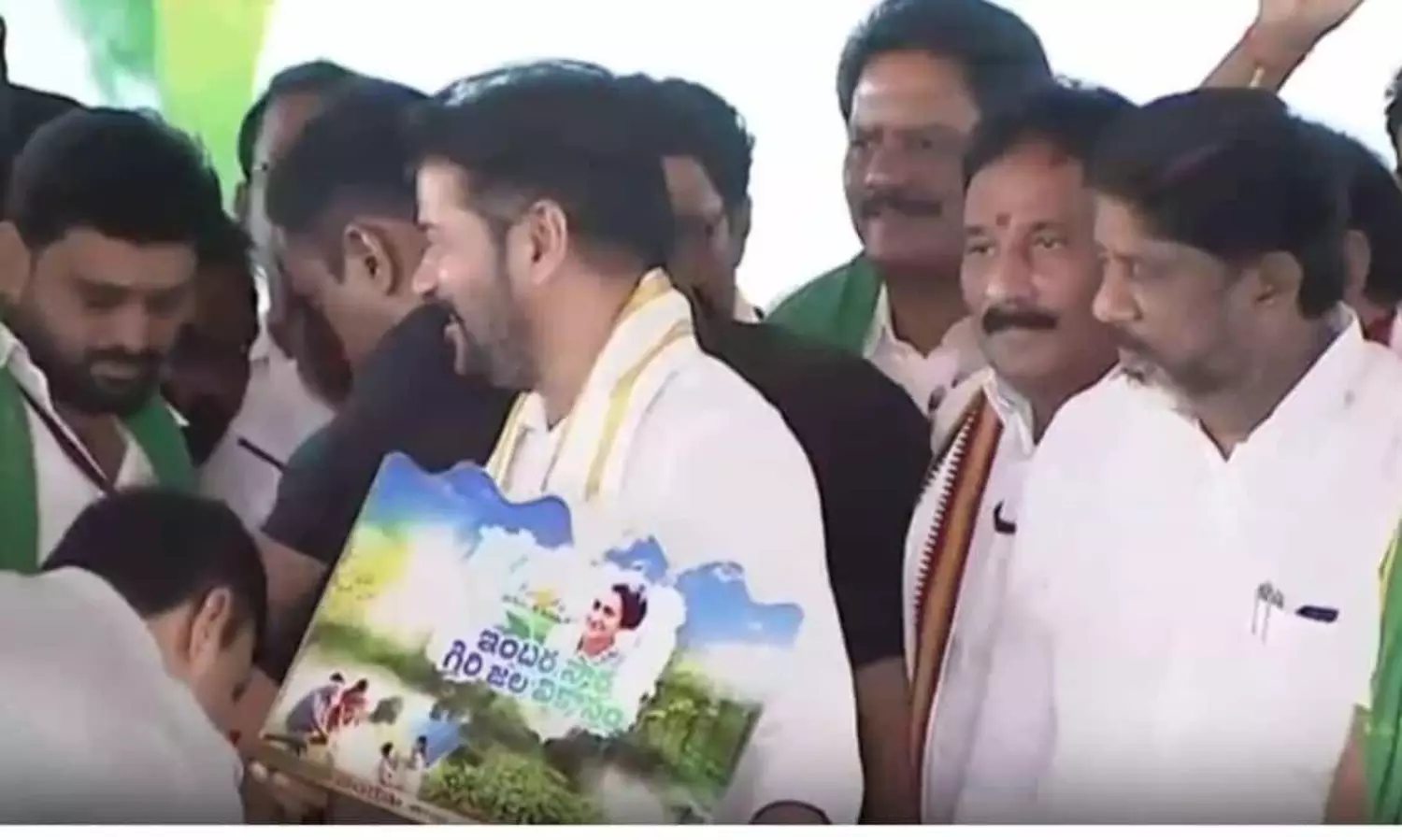 ఐఏఎస్ లు ఈ కాళ్లు మొక్కడం ఏంటి?