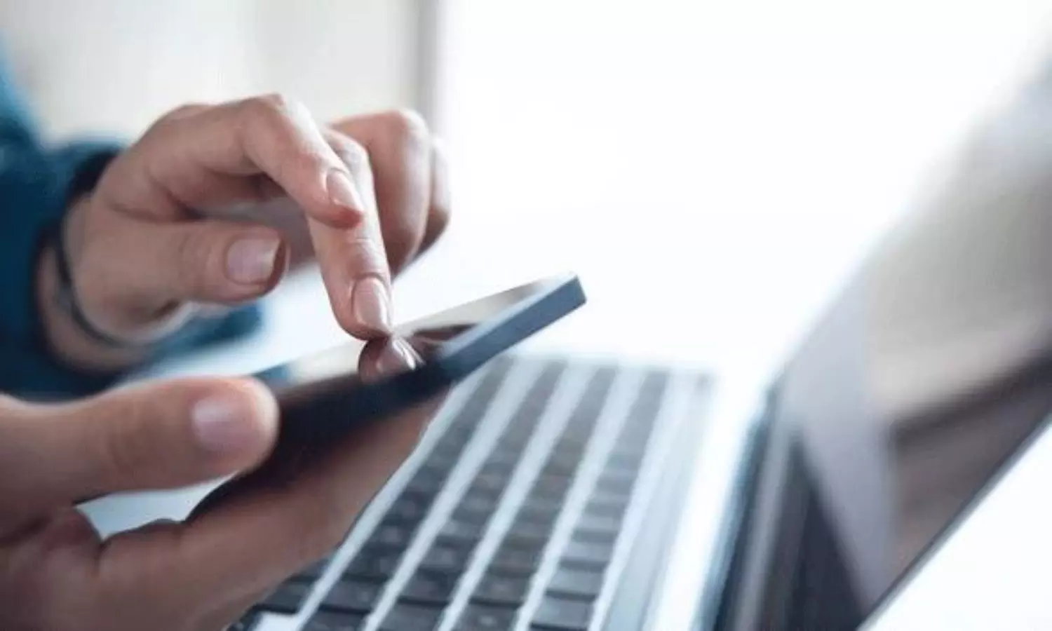 స్మార్ట్‌ఫోన్ బానిసత్వానికి చెక్.. బ్రిటన్ యువతలో డిజిటల్ డిటాక్స్ ట్రెండ్!