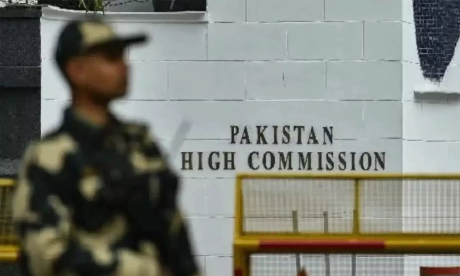 పాక్ అధికారిని బహిష్కరించిన భారత్.. 24 గంటల్లో దేశం విడిచి వెళ్లాలని ఆదేశాలు