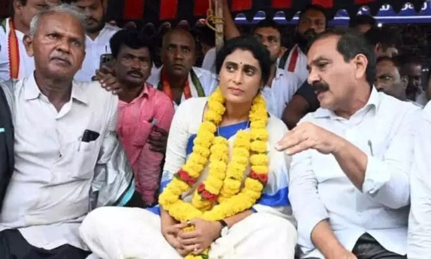 దీక్షాదక్షురాలు షర్మిల...వైసీపీని దాటిన కాంగ్రెస్ దీక్షాదక్షురాలు షర్మిల...వైసీపీని దాటిన కాంగ్రెస్