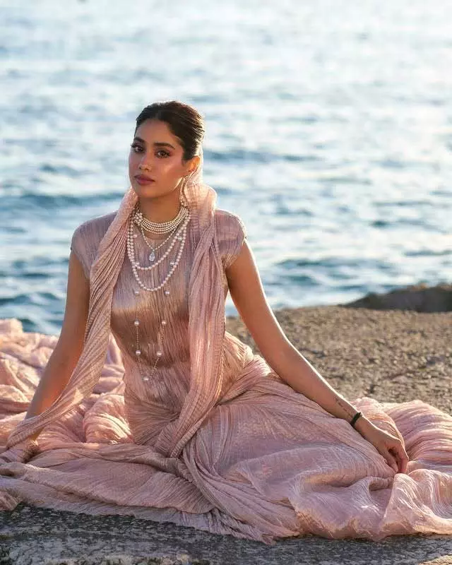 Bollywood Star Janhvi Kapoor Makes Elegant Cannes Debut Bollywood Star Janhvi Kapoor Makes Elegant Cannes Debut