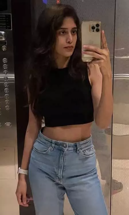 Chandini Chowdhary owns the mirror look with grace