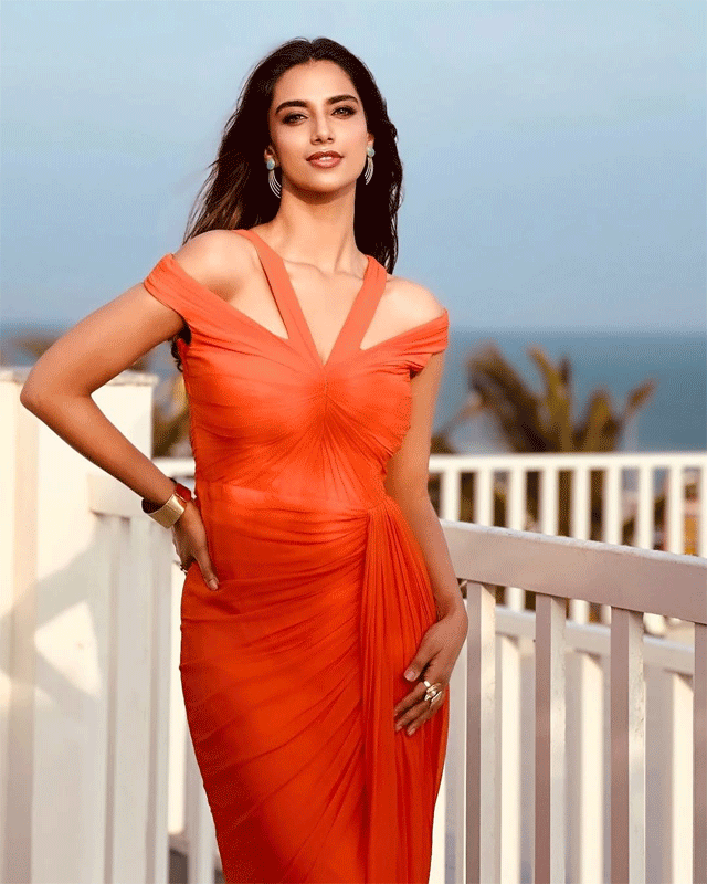 Meenakshi Chaudhary�s Glamorous Beachside Look Goes Viral