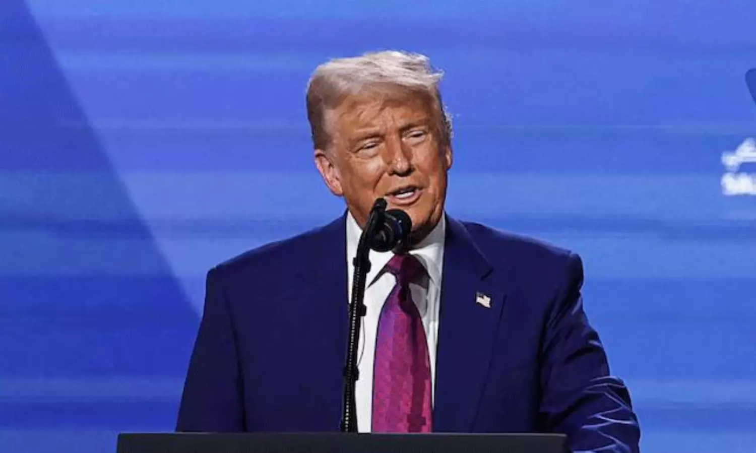 భారతీయ వలసదారులకు కొత్త తలనొప్పి..ట్రావెల్ ఏజెంట్లపై ట్రంప్ కొరడా!