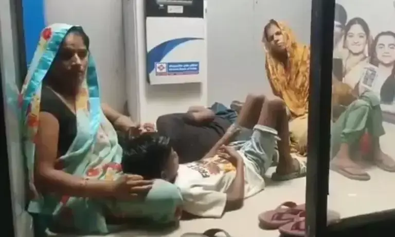 వేసవిలో కరెంట్ కష్టాలు.. పేదోళ్ల పడకగదిగా మారిన ఏటీఎం వేసవిలో కరెంట్ కష్టాలు.. పేదోళ్ల పడకగదిగా మారిన ఏటీఎం